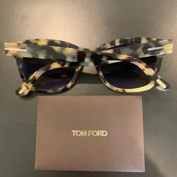 TOM FORD TF614. LAUREN-02 
55B. Tokyo Tortoise 52mm Ladies 
Cateye Sunglasses TOM FORD TF614. LAUREN-02 55B. Tokyo Tortoise 52mm Ladies  main image 4